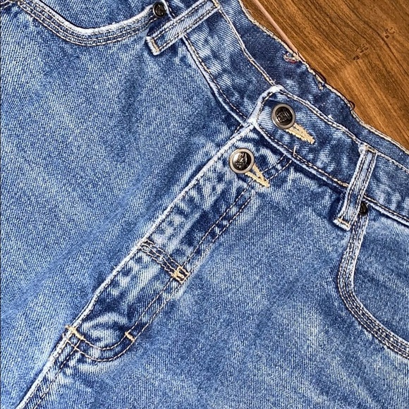 DISTRESSED DENIM SHORTS - Picture 2 of 7